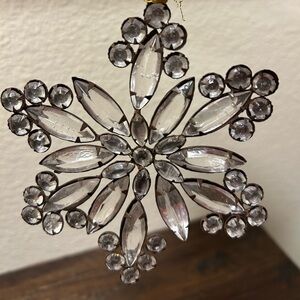 NWT FOUR ANTIQUE STYLE SNOWFLAKE 
TWO DIFFERENT STYLES ❄️❄️❄️❄️